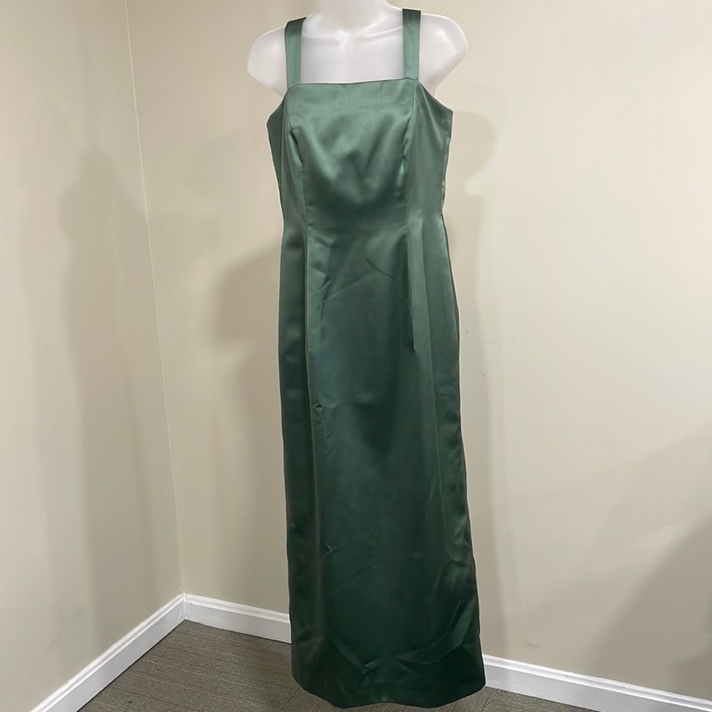NWOT Jim Hjelm Semi formal sage green maxi dress. Size 8 M medium